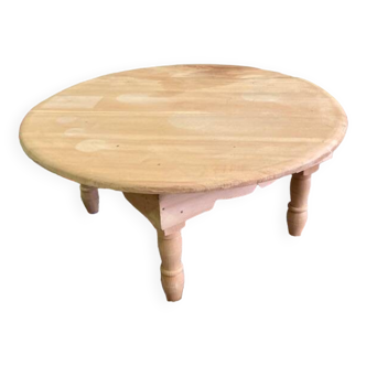 Round cedar wood table