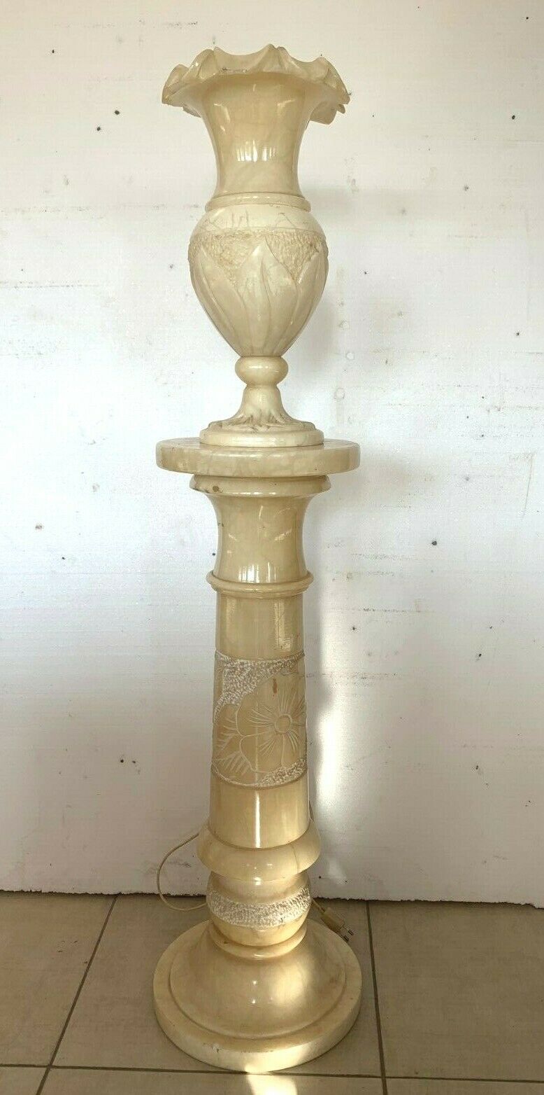 Column and vase lamp in alabaster with 20th century floral decoration