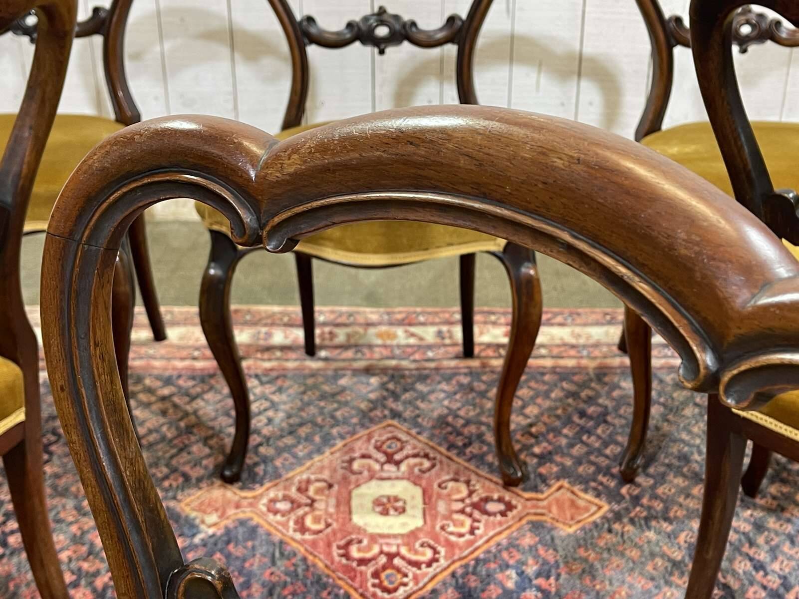 Set of 6 19th century English chairs in walnut