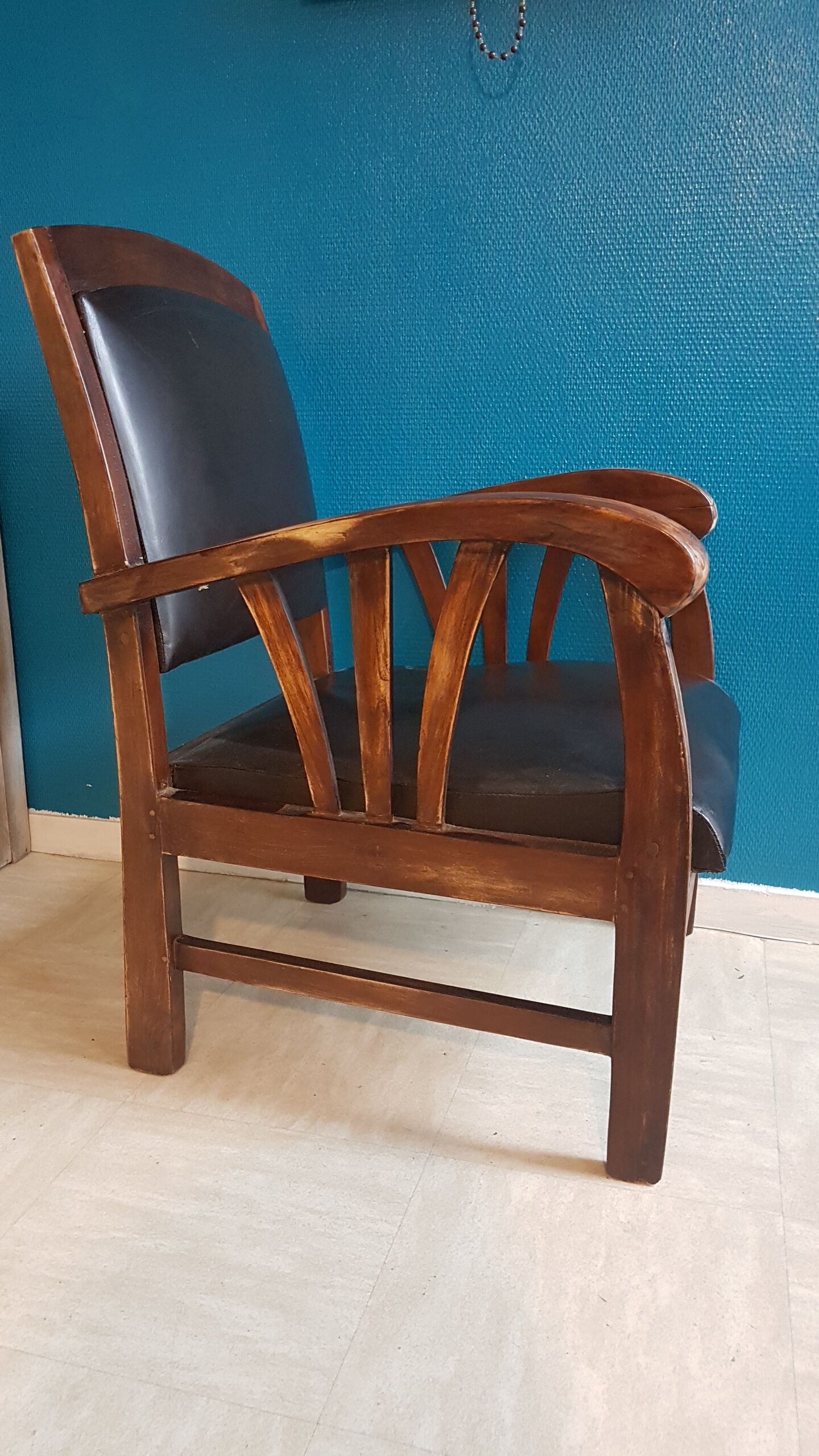 Fauteuil bois et cuir style colonial
