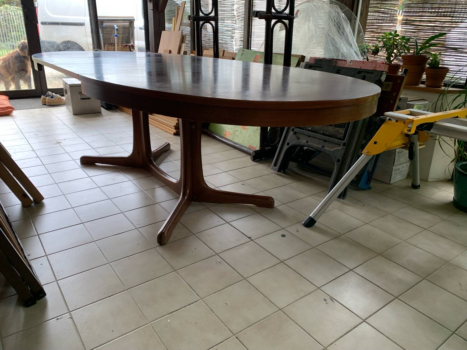 Baumann oval table with extensions