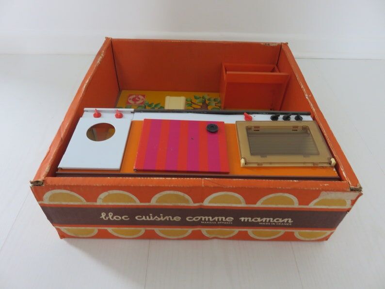 Kitchen doll, child in tole 70s