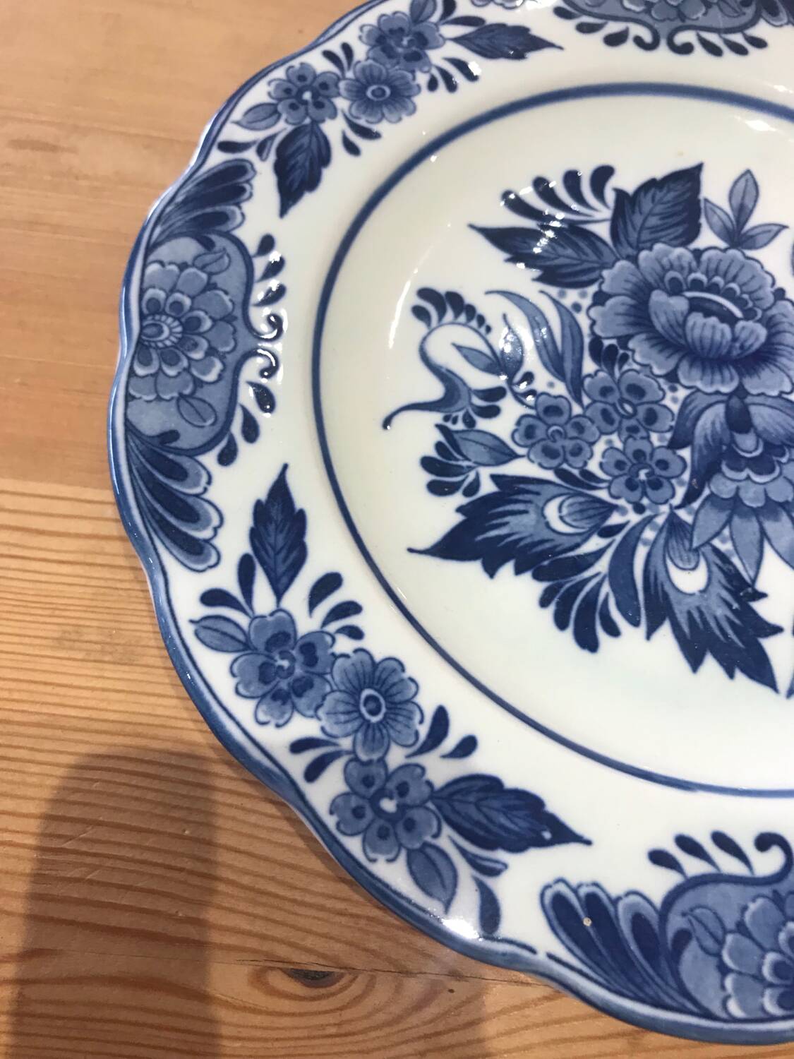 Assiette Delft à décor de fleurs