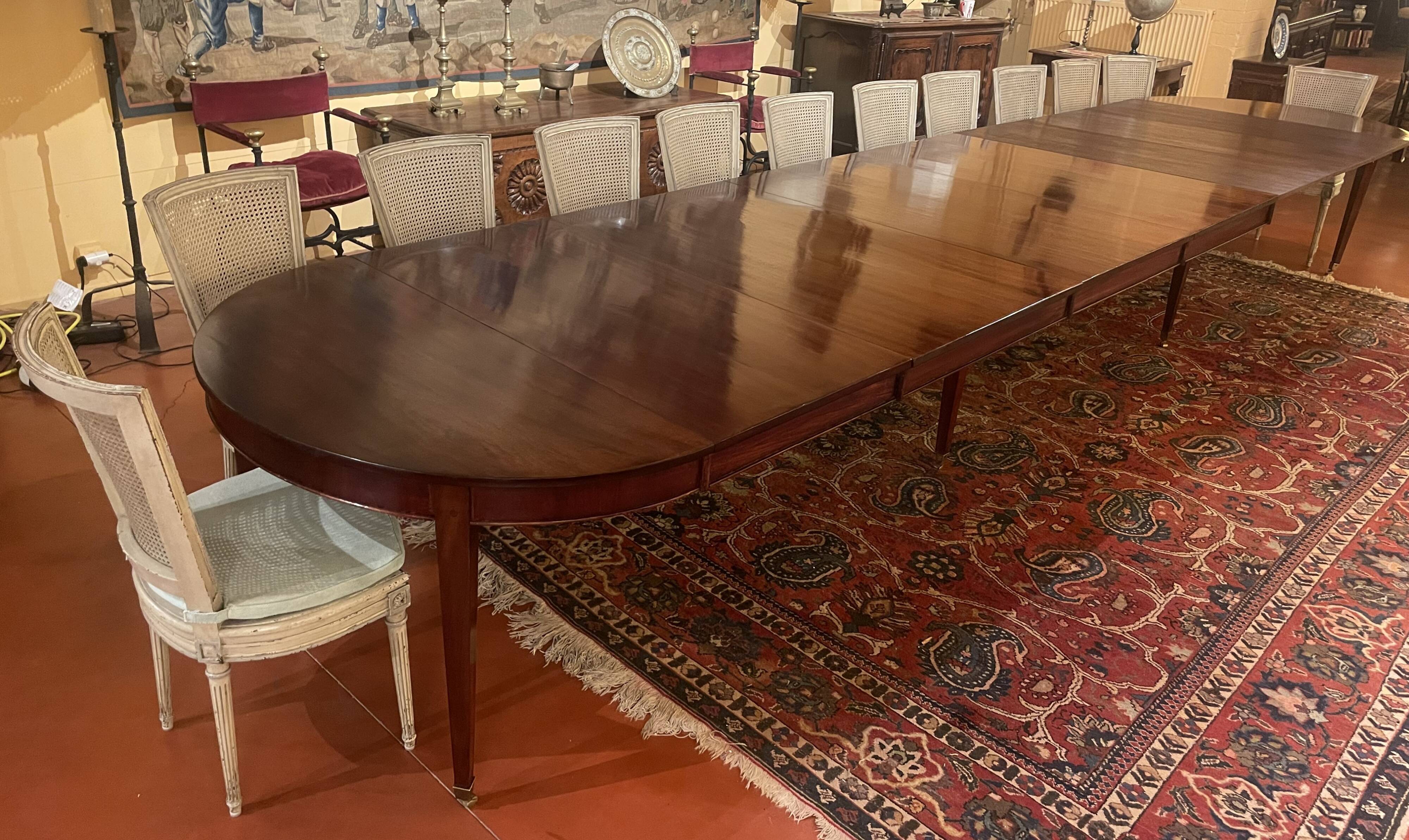 Extendable Louis XVI style mahogany dining table from the Directoire period