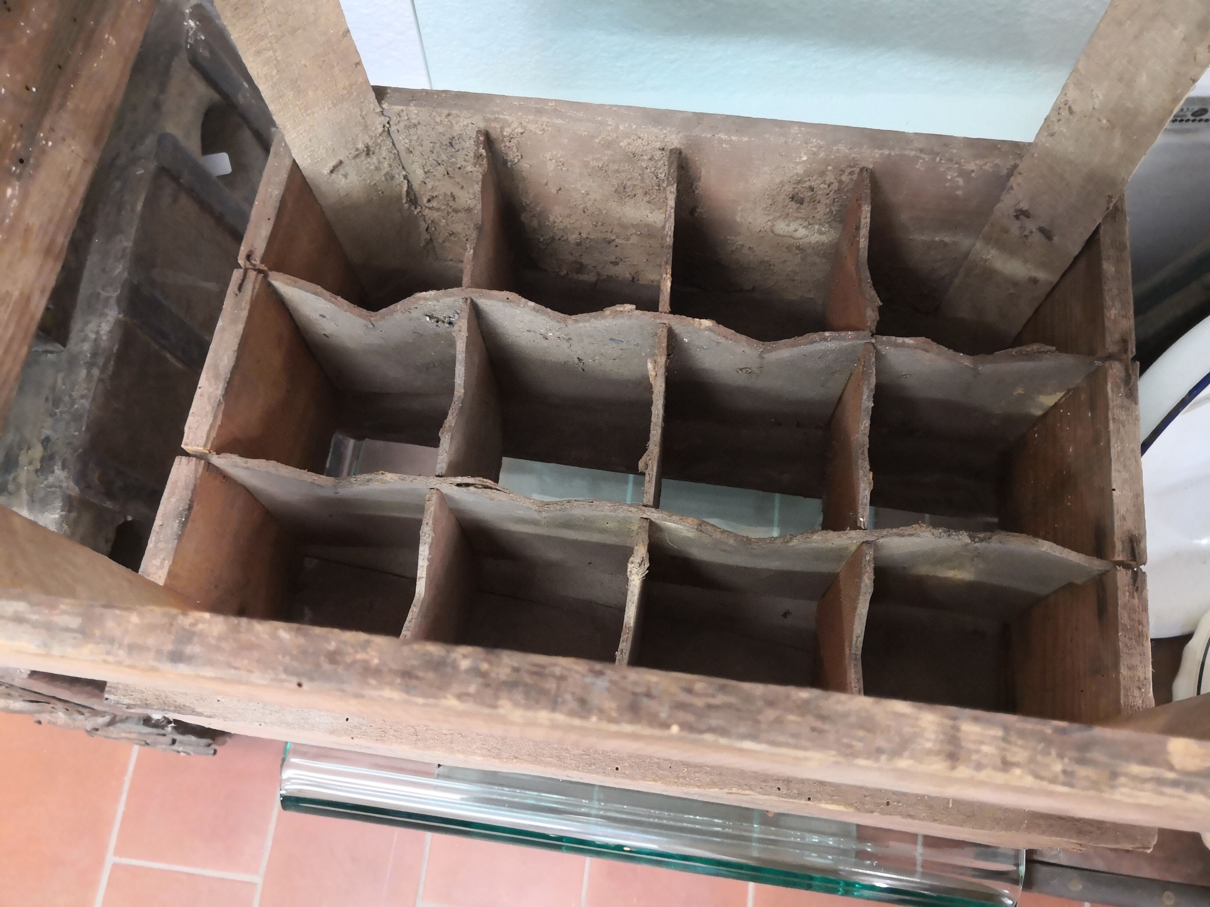 Counter-bottle locker