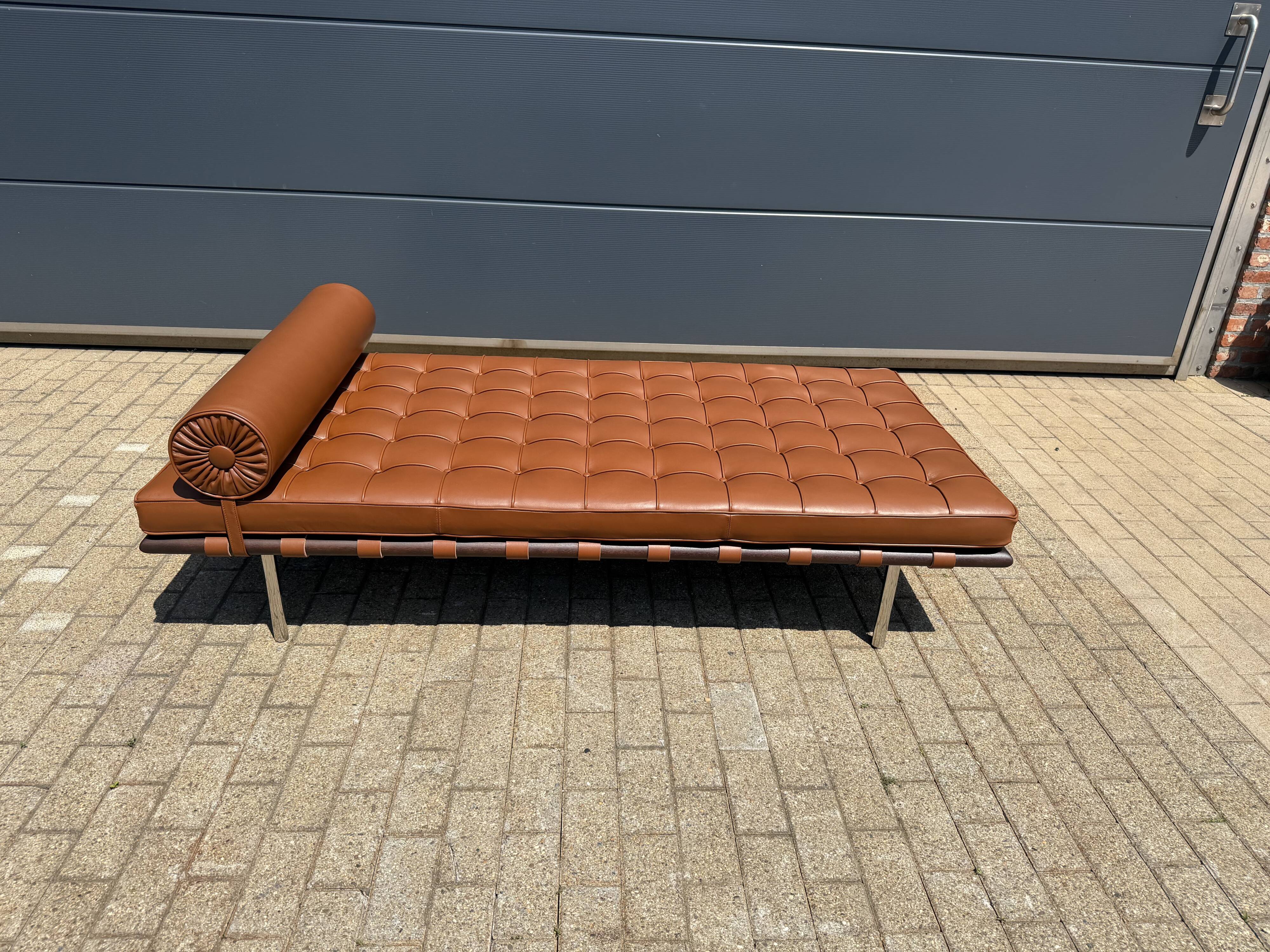 Knoll barcelona daybed mies van der rohe in cognac venezia leather, as new