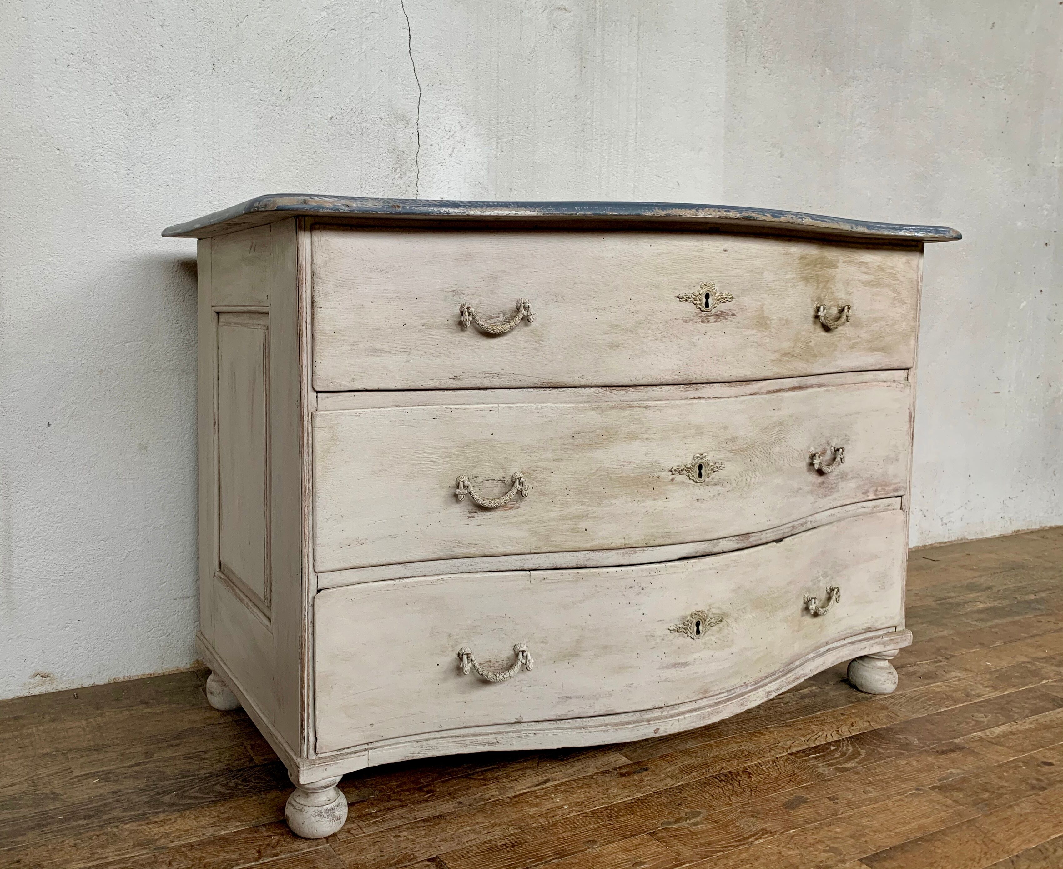 Curved chest of drawers in fine oak XVlllème