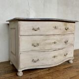 Commode galbée en chêne fin XVlllème