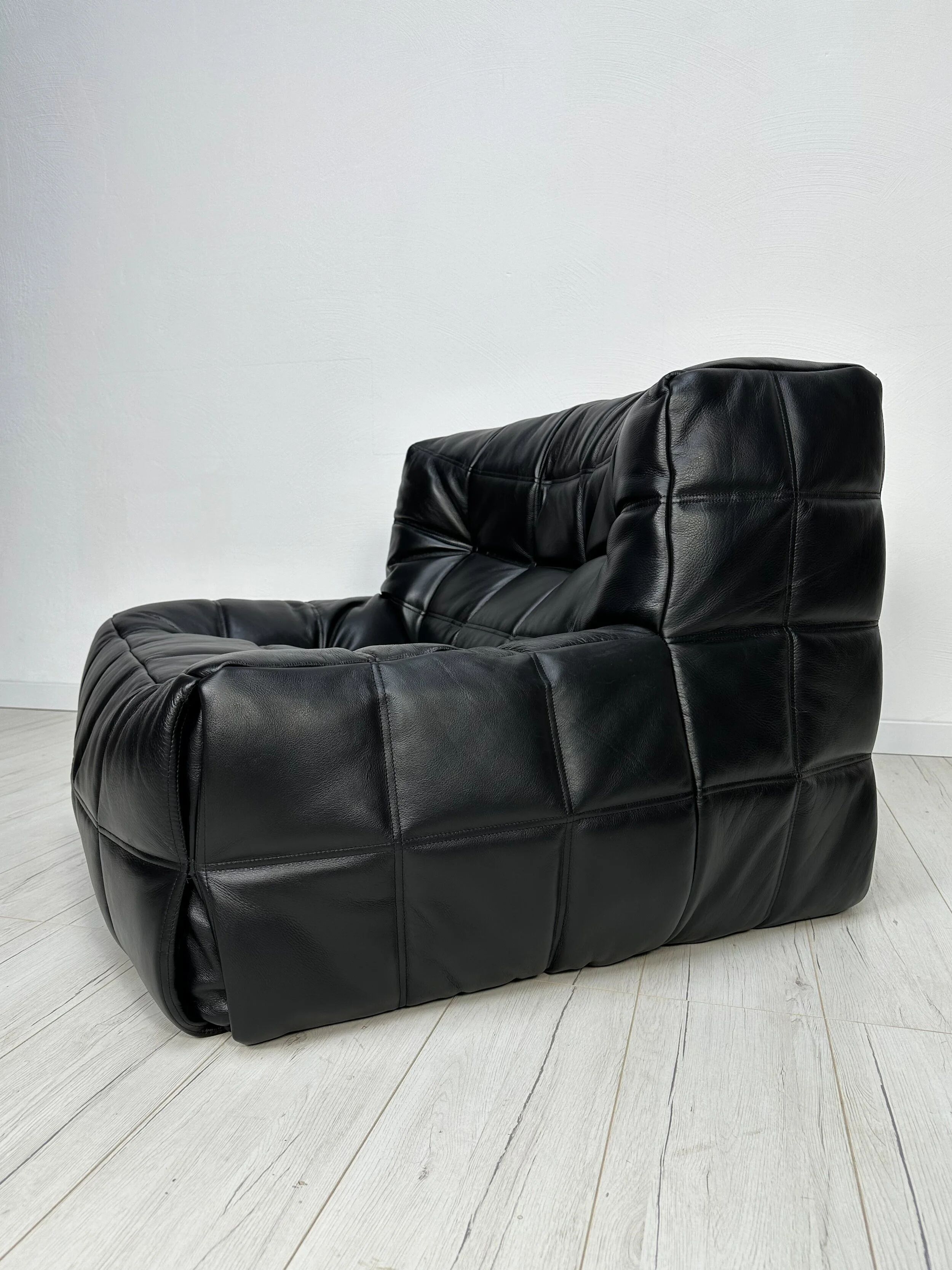 ‘80s vintage leather Kashima 1-seater + ottoman by Michel Ducaroy for Ligne Roset