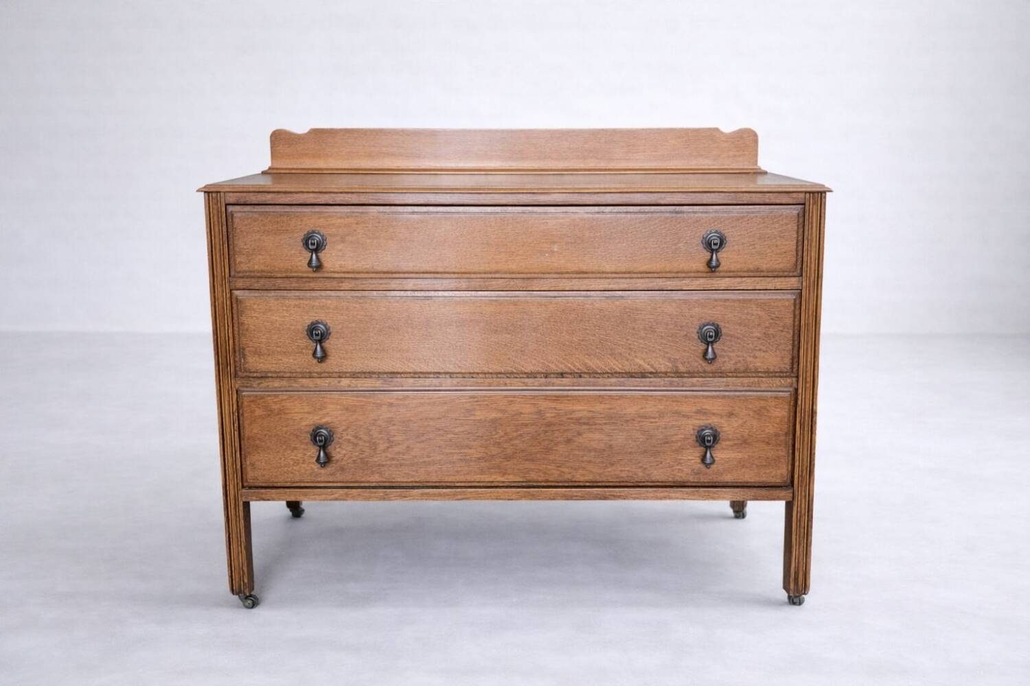 Antique English oak commode with a backrest, 3 drawers.