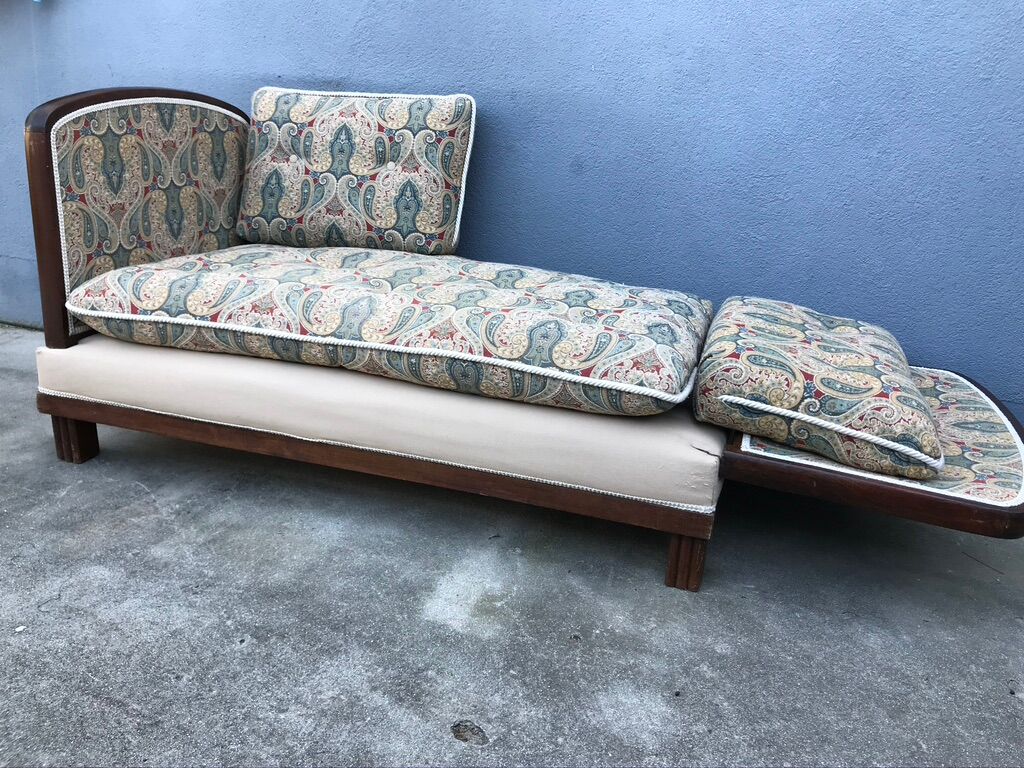 Bench reads art deco