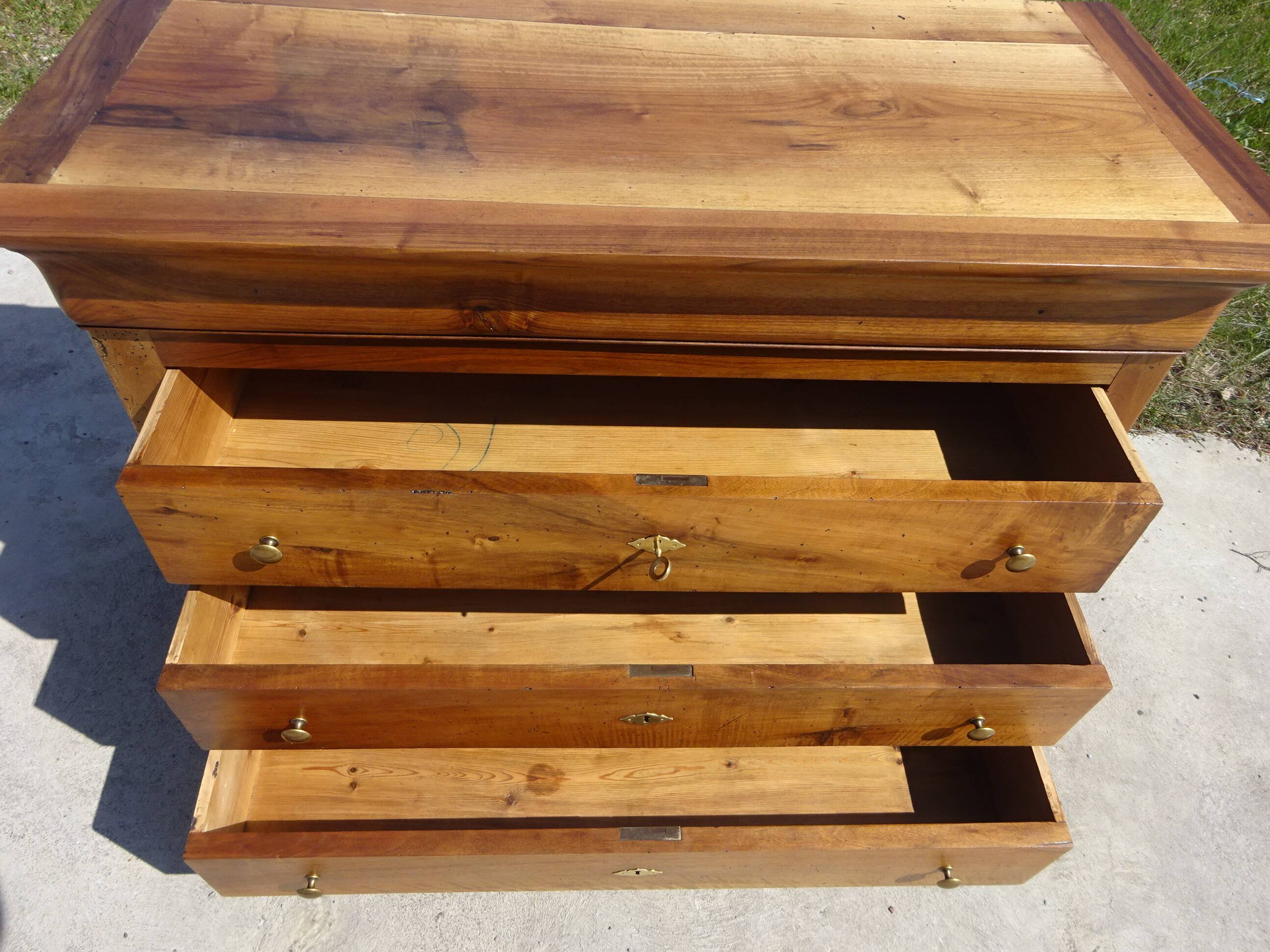 Antique Louis Philippe chest of drawers made entirely of walnut.