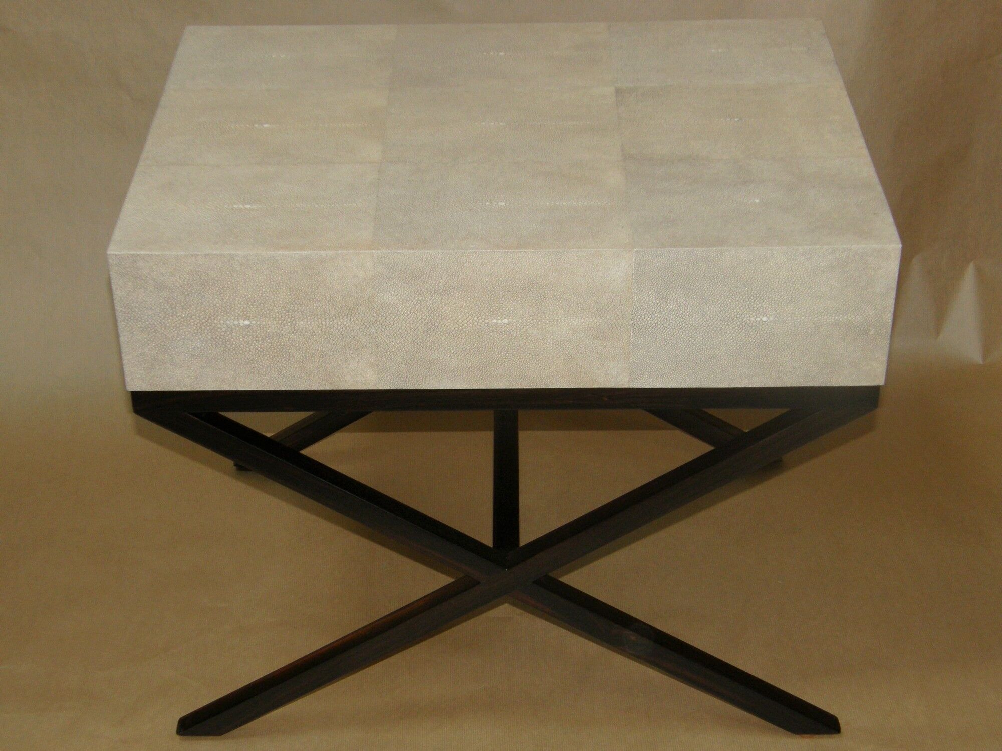 Table de chevet en galuchat