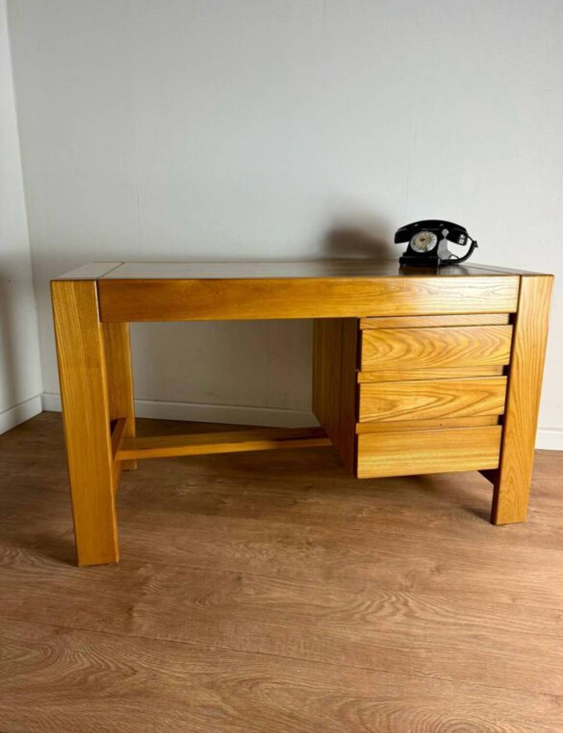 Desk made of solid elm wood
