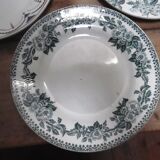 Six assiettes dépareillées en faîence