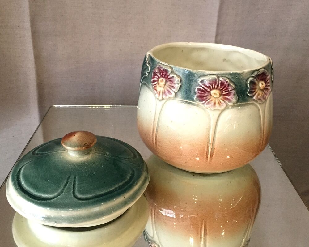 Tobacco pot or empty pocket in slip floral decoration digoin
