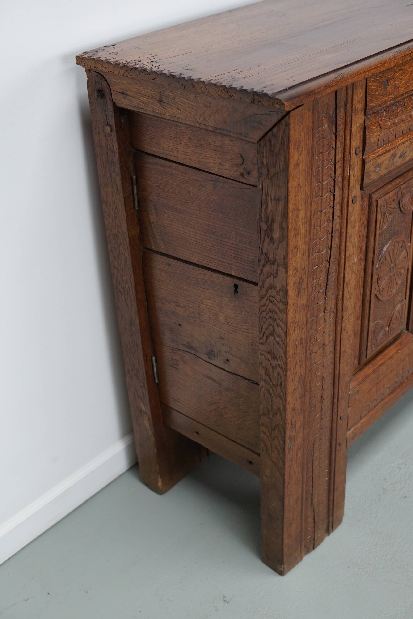 Commode / table d'appoint en chêne sculpté hollandais du milieu du XVIIIe siècle