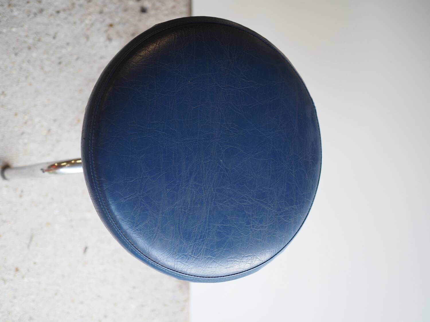 Tripod screw workshop stool in chromed metal and blue skai