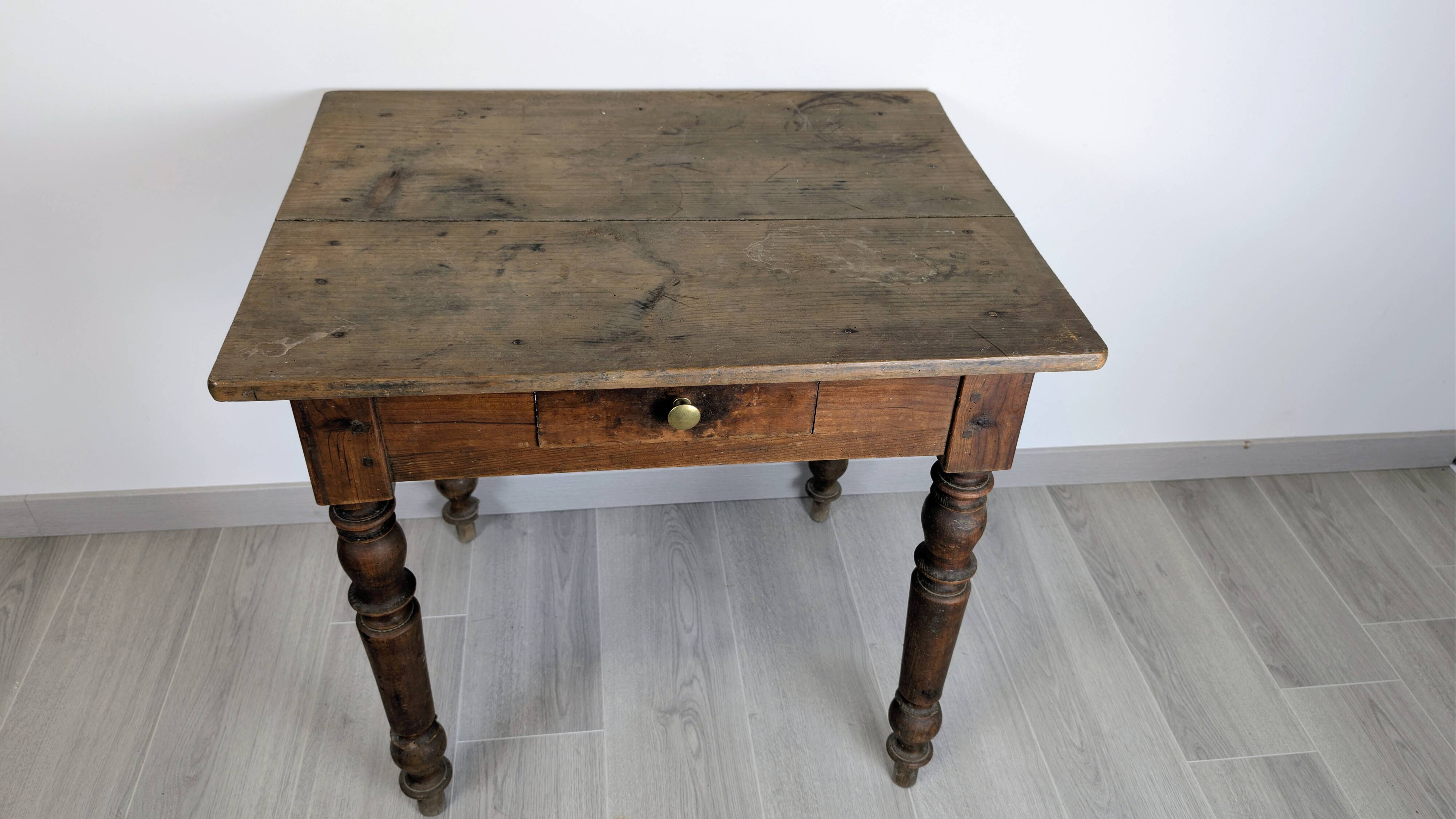 Writing table Napoleon III in solid wood – Authentic charm of the 19th century