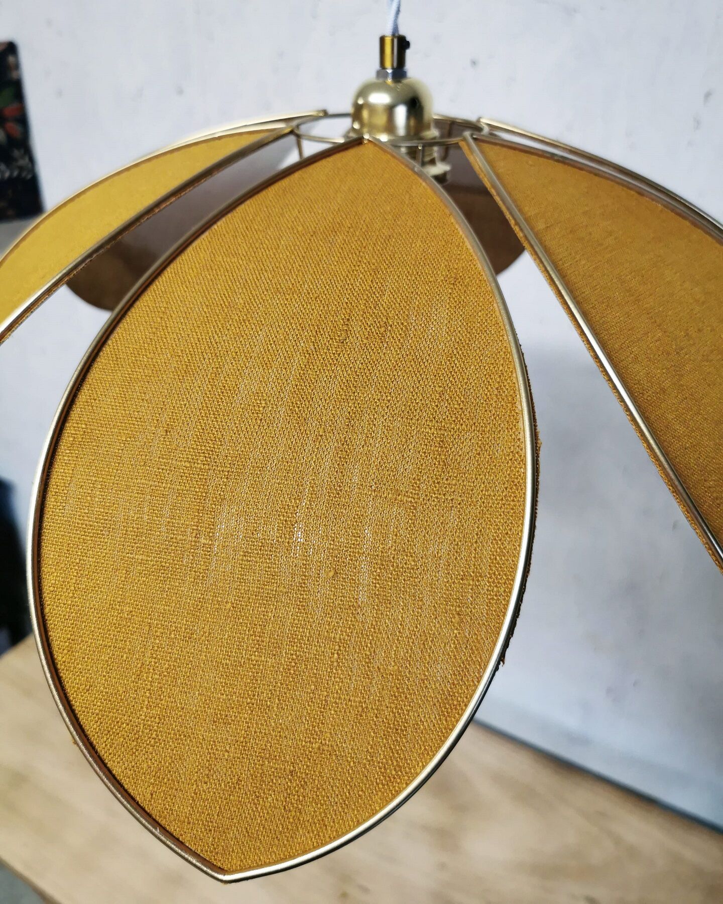 Flower petal hanging lamp