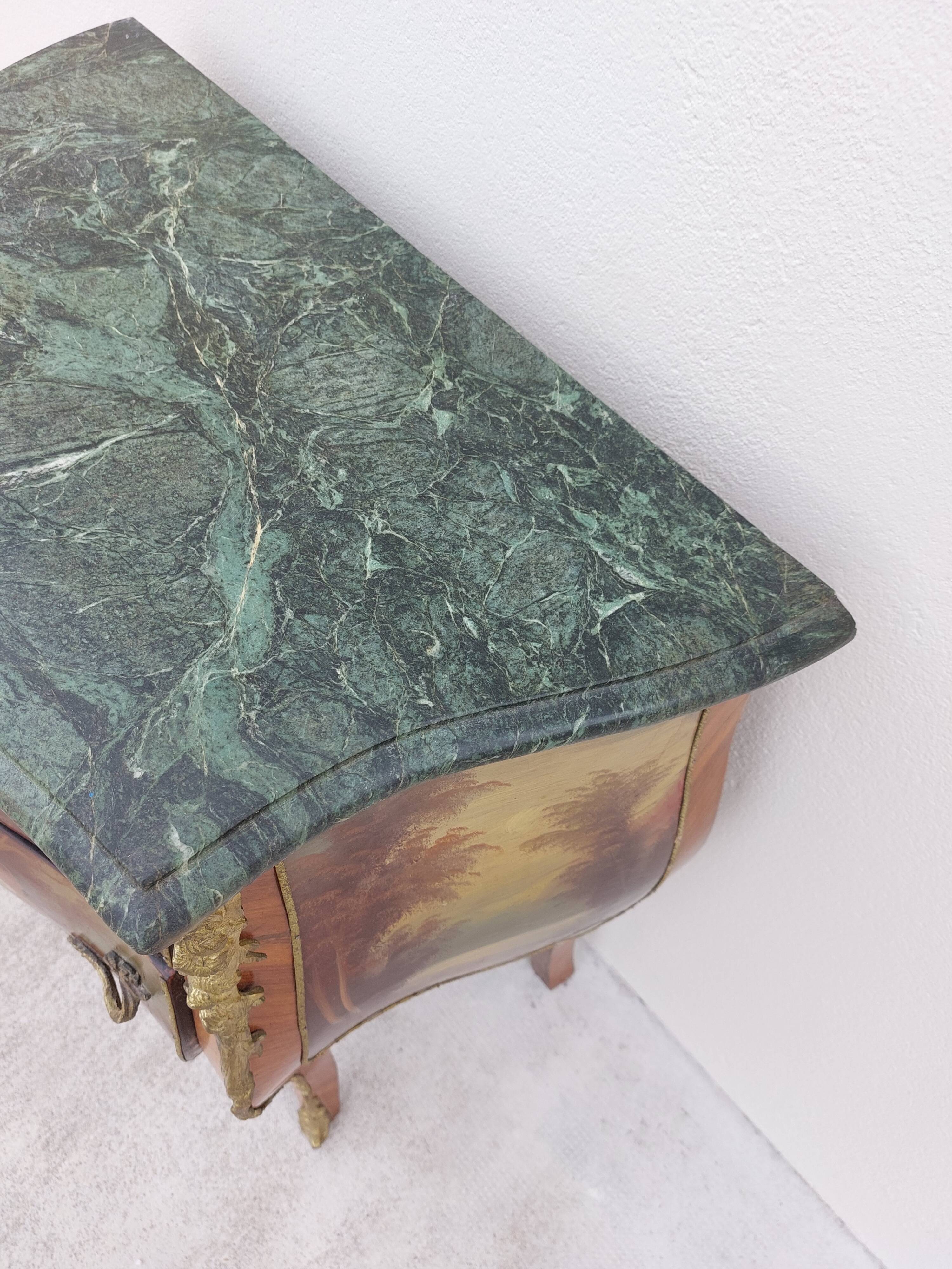 Louis XV curved chest of drawers in Martin varnished marquetry