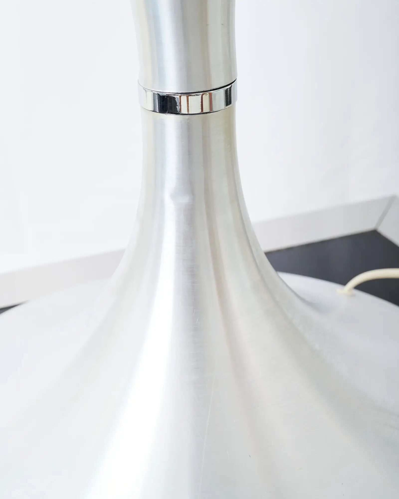 Lampe à poser XXL, Space age en aluminium brossé et opaline, 1970