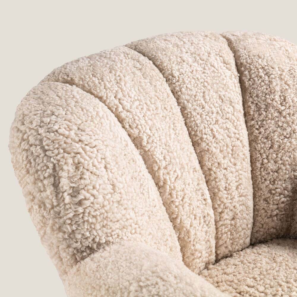 Lounge chair with lion claw feet