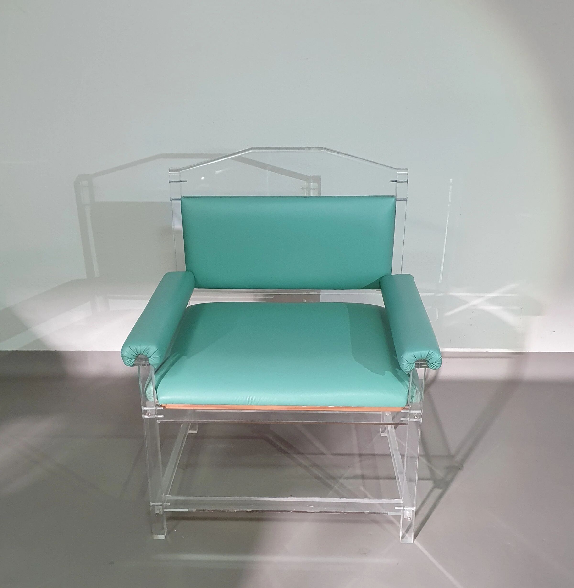 Chaise rare en plexiglas / acrylique / années 80