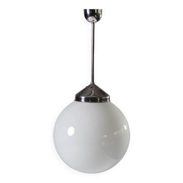 Lampe suspendue Bauhaus en verre opalin et chrome par Napako, années 1930