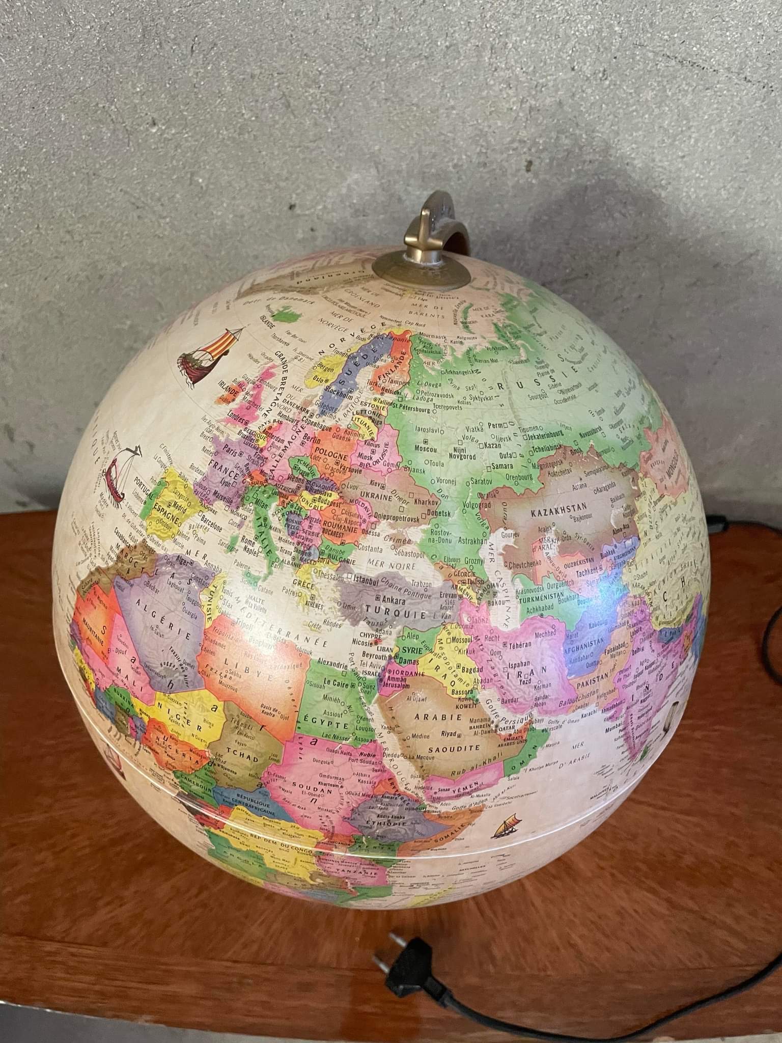Globe wooden foot