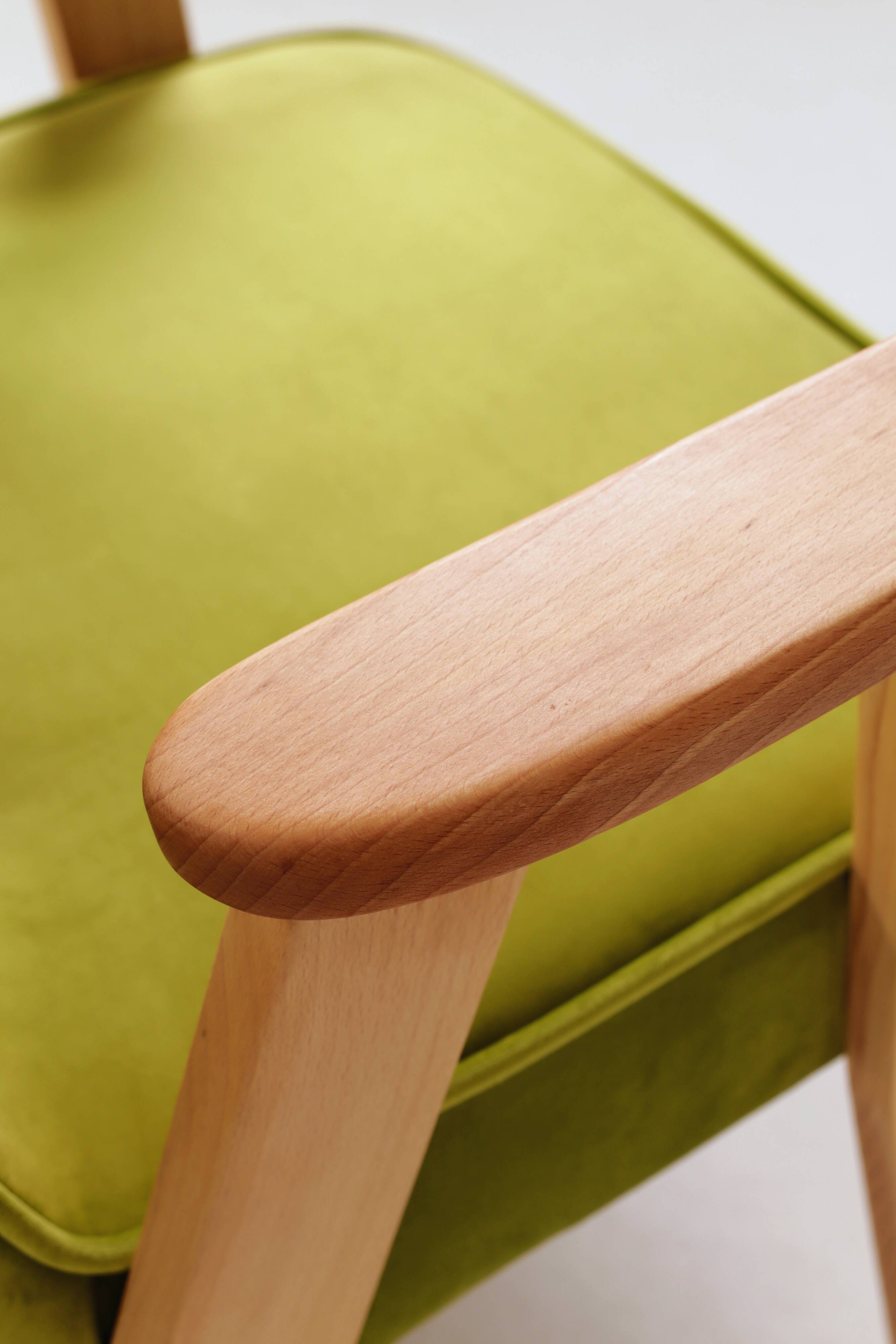 Fauteuil vintage en velours vert poire, bois naturel huilé.