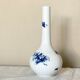 Vase en porcelaine mi-siècle blanc et bleu, décor de fleurs par Bjorn Wiinblad,