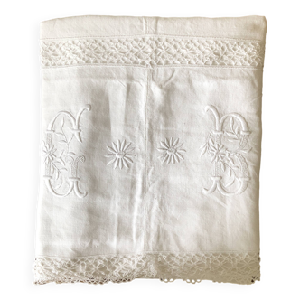 Drap ancien brodé, monogrammes et dentelle