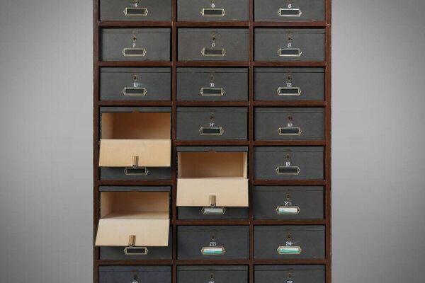 Armoire de classement industrielle en bois, Belgique années 1920