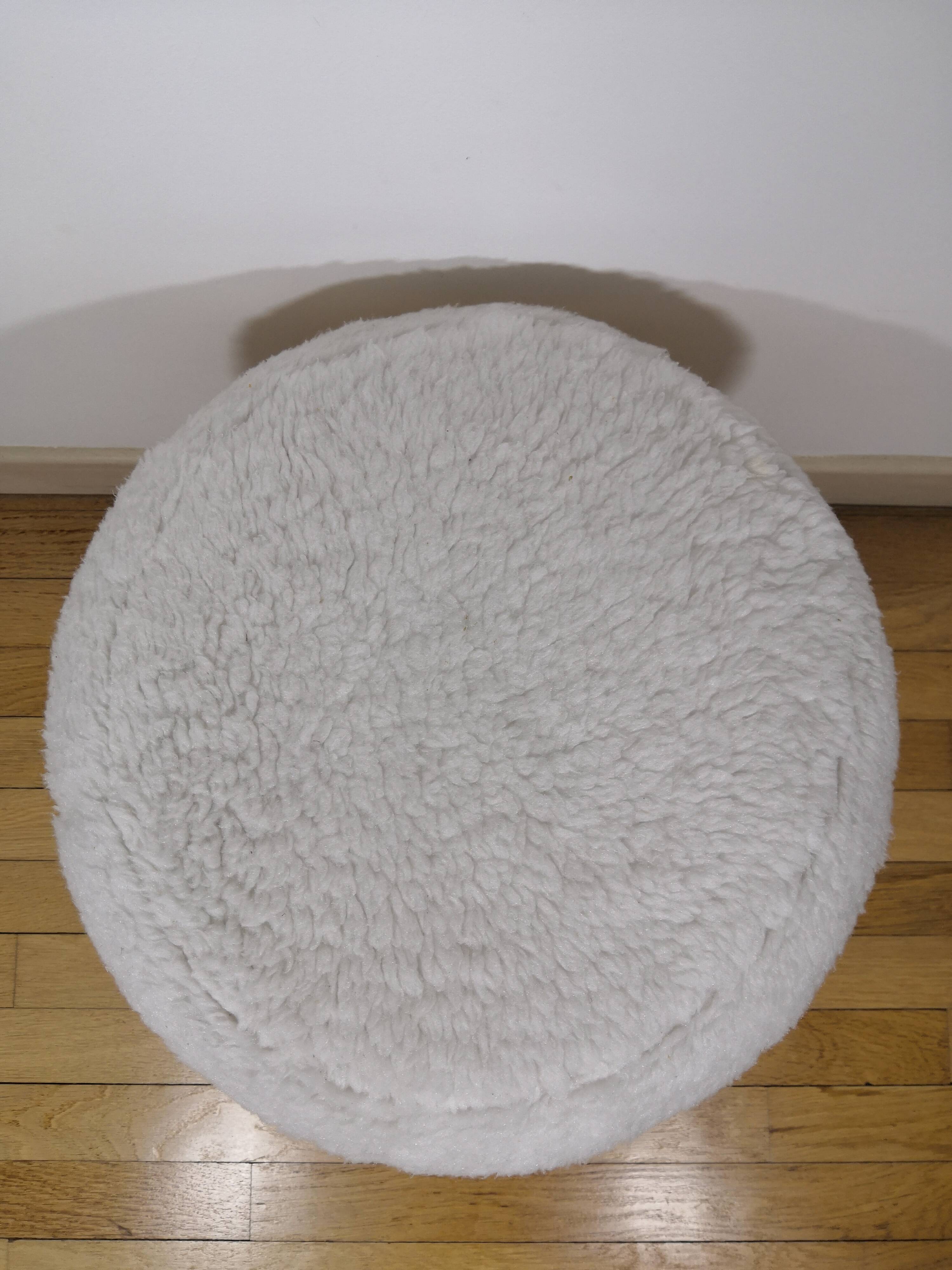 Tabouret en moumoute blanc