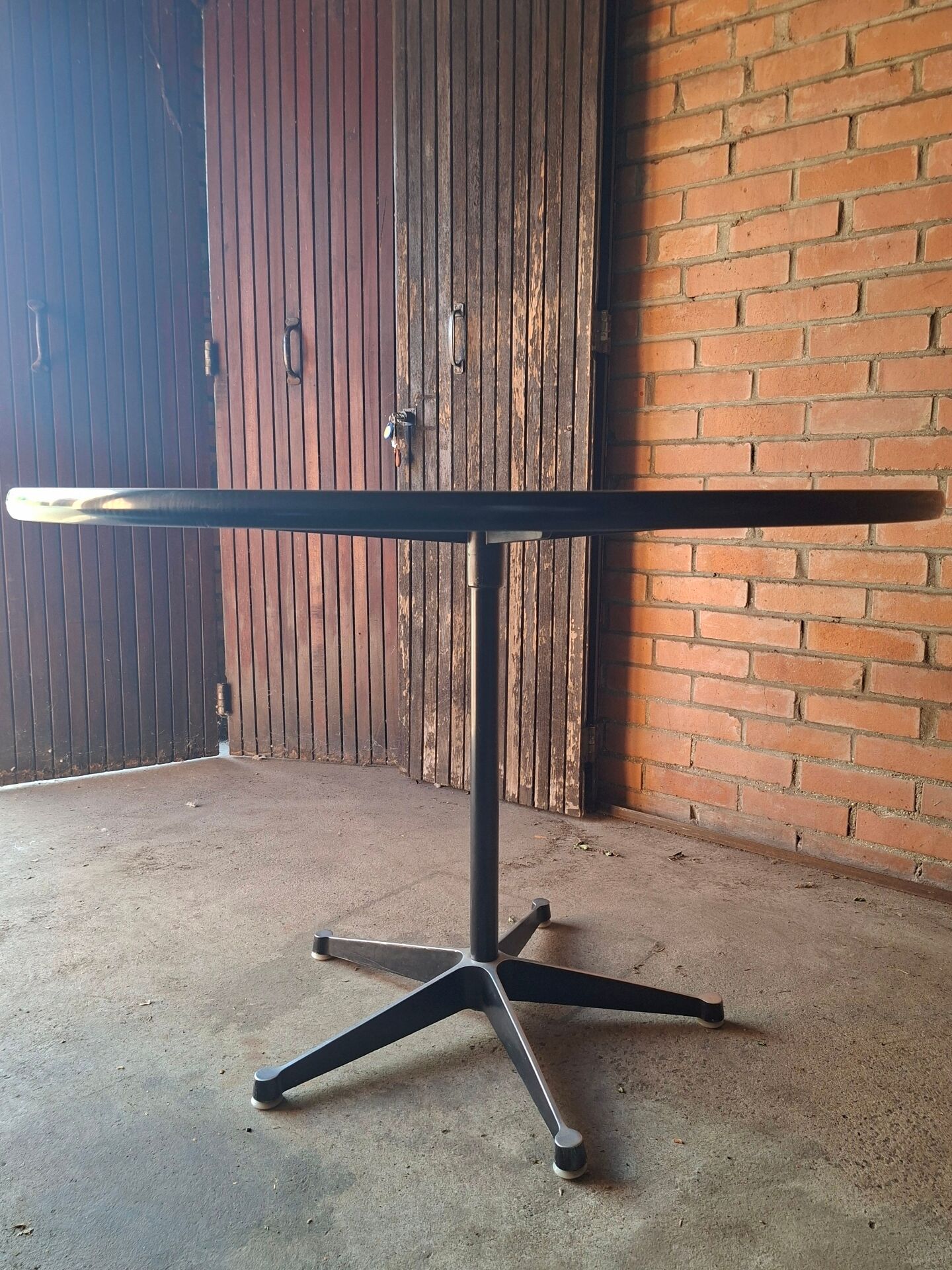 Table Eames 650