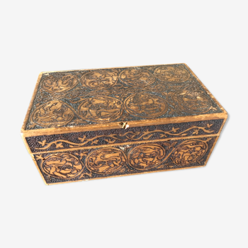 Boîte à bijoux coffret ancien en bois sculpté à décor d’animaux style orient