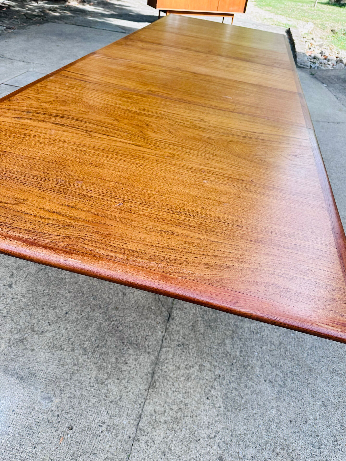 Table scandinave