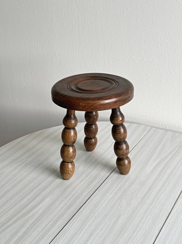 Petit tabouret tripode en bois tourné