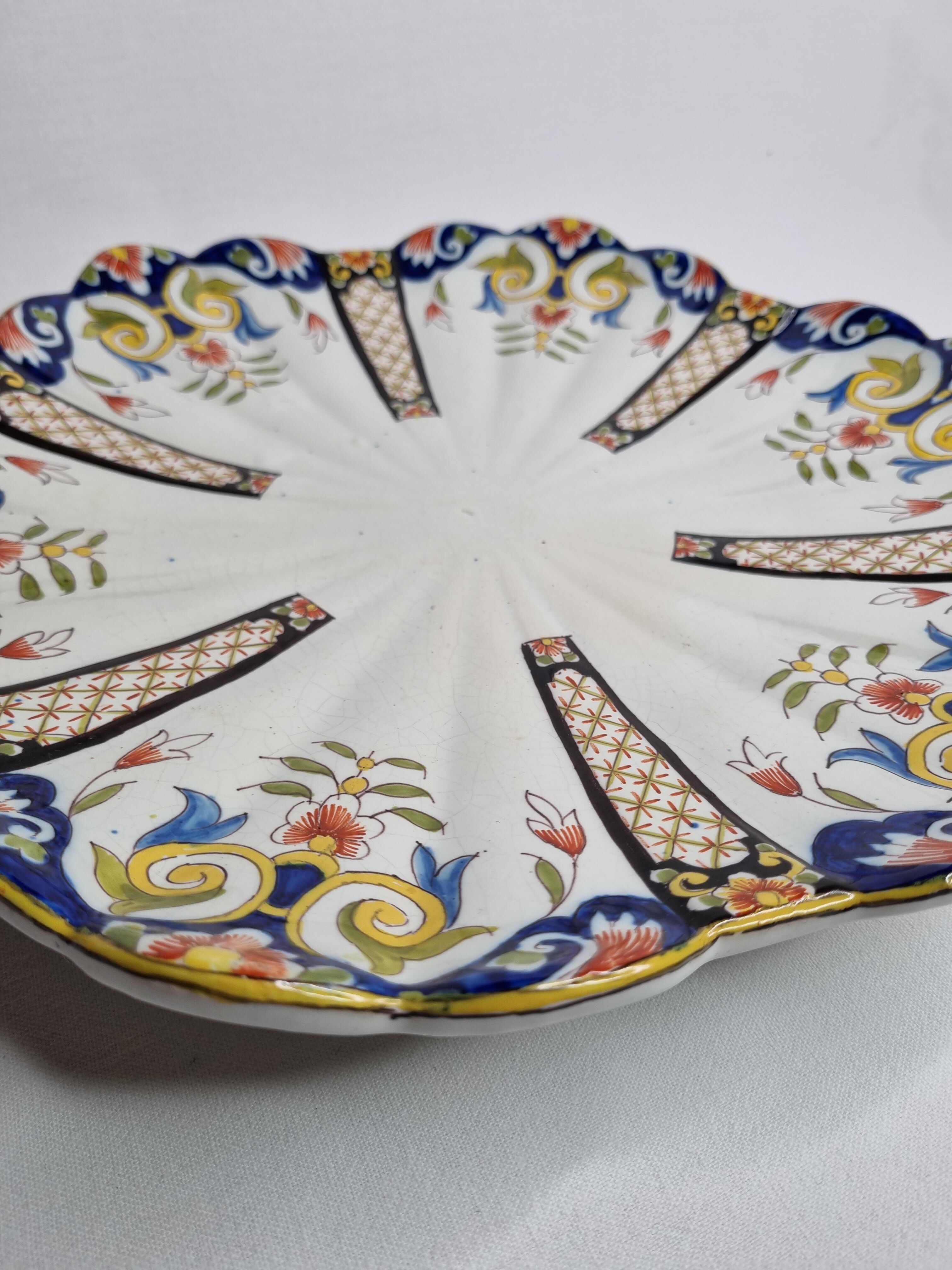 Old dish in polychrome earthenware from Desvres decorated from Rouen, signed, 34 cm