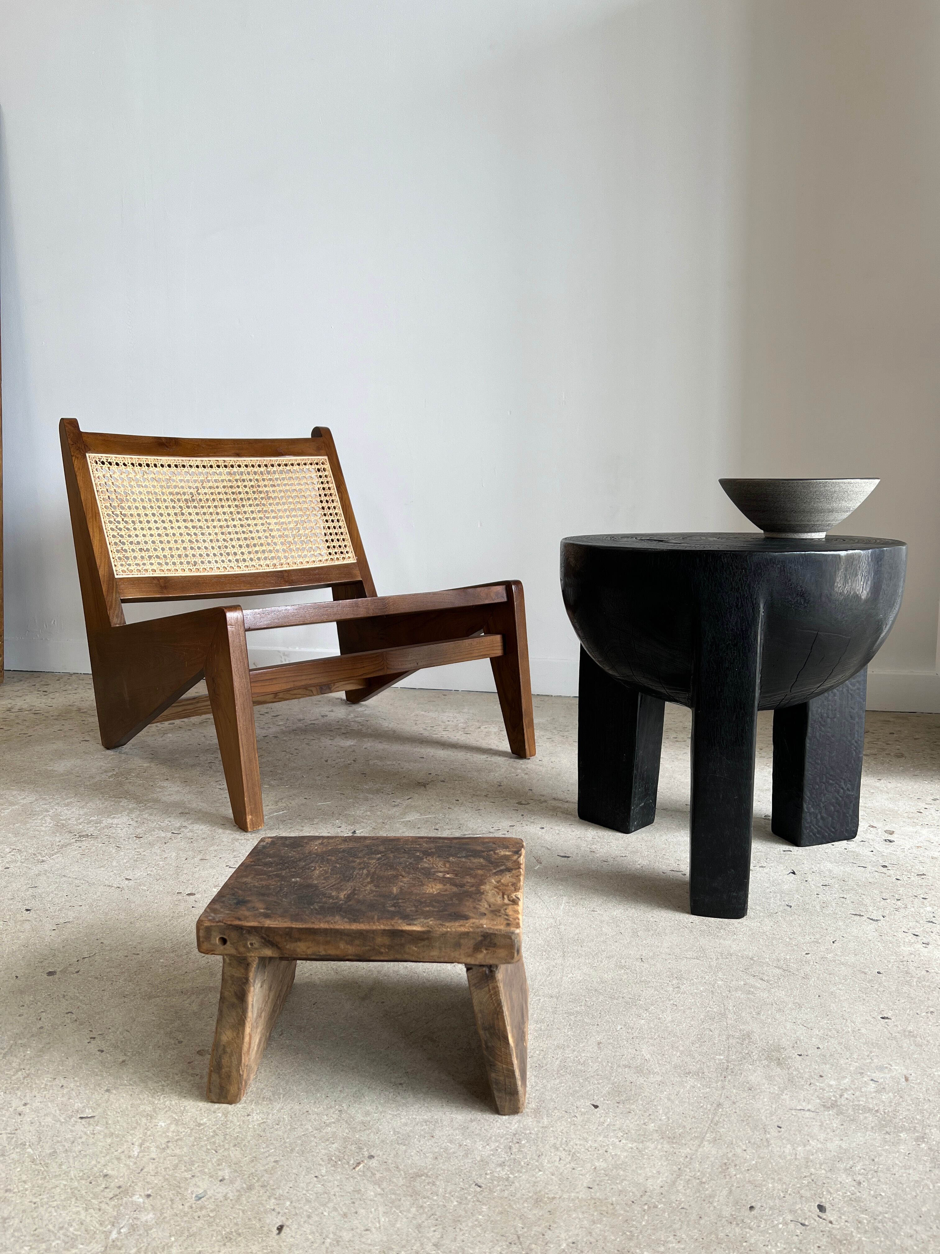 Black mango wood tripod side table with a semi-spherical top, height: 45 cm, diameter: 44 cm.