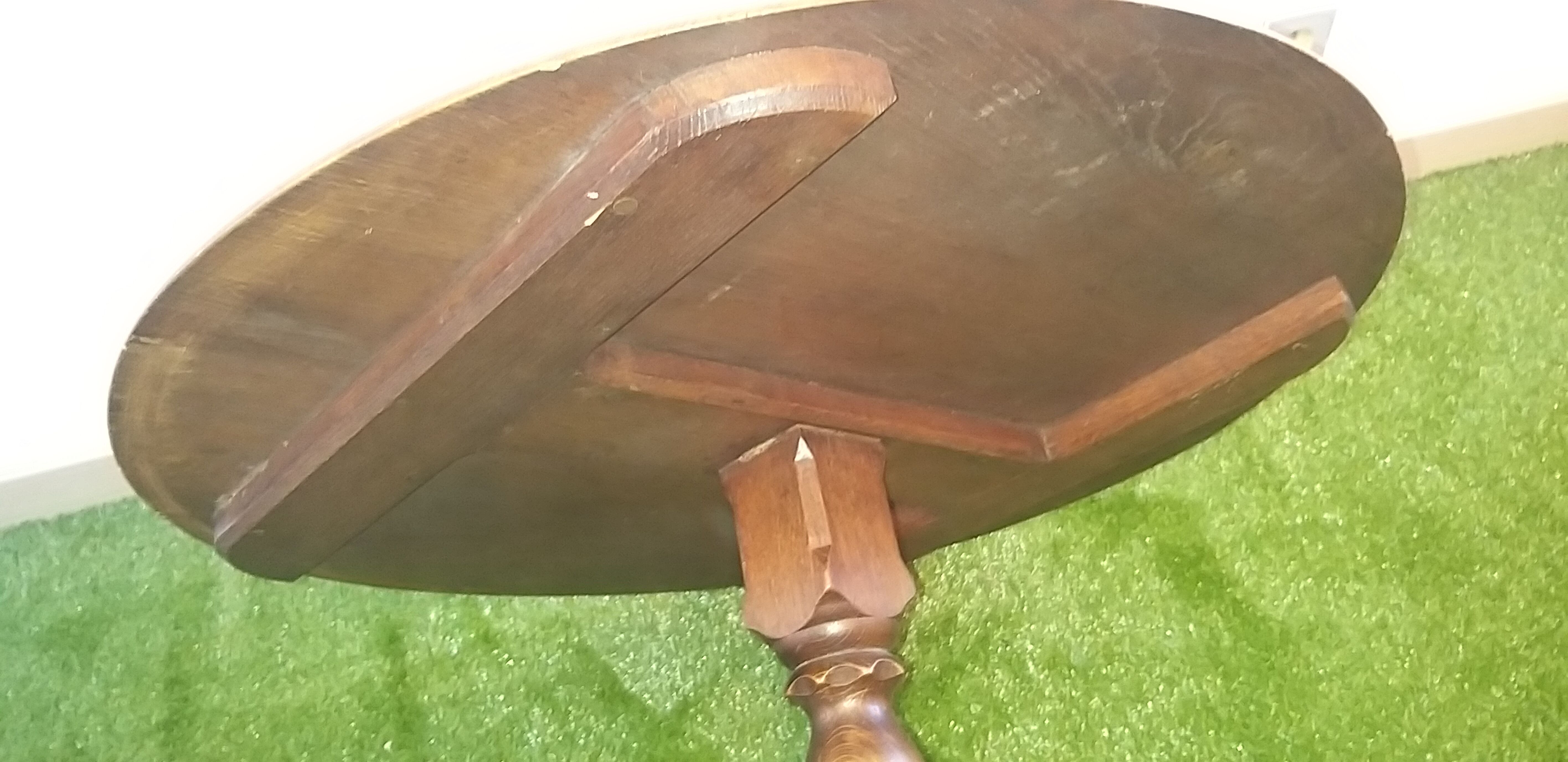 Round table/ gueridon in art deco chene