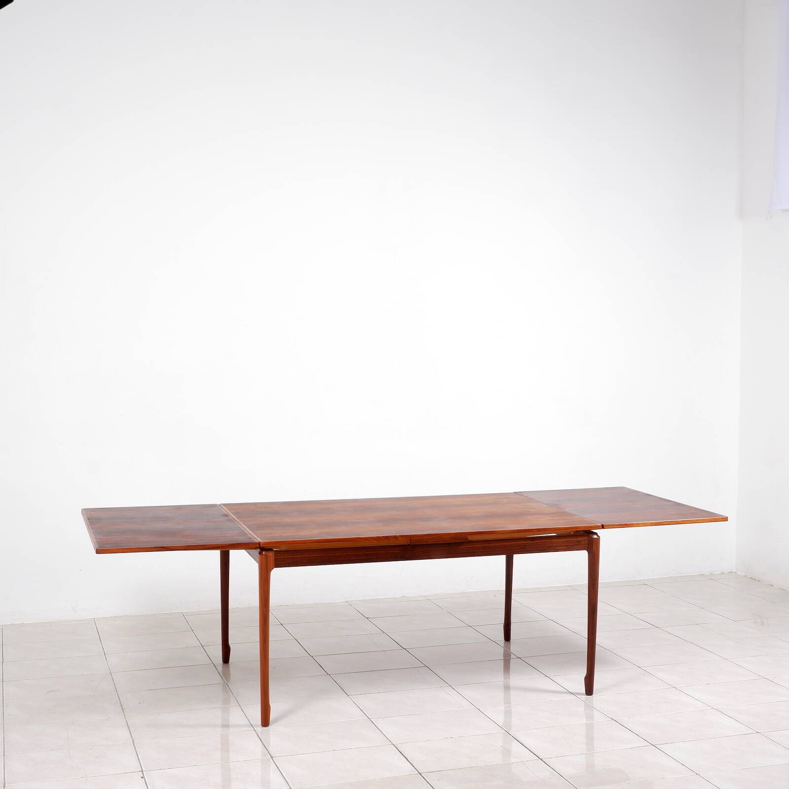 Grande table à manger extensible en palissandre brésilien par H. Sigh & Son