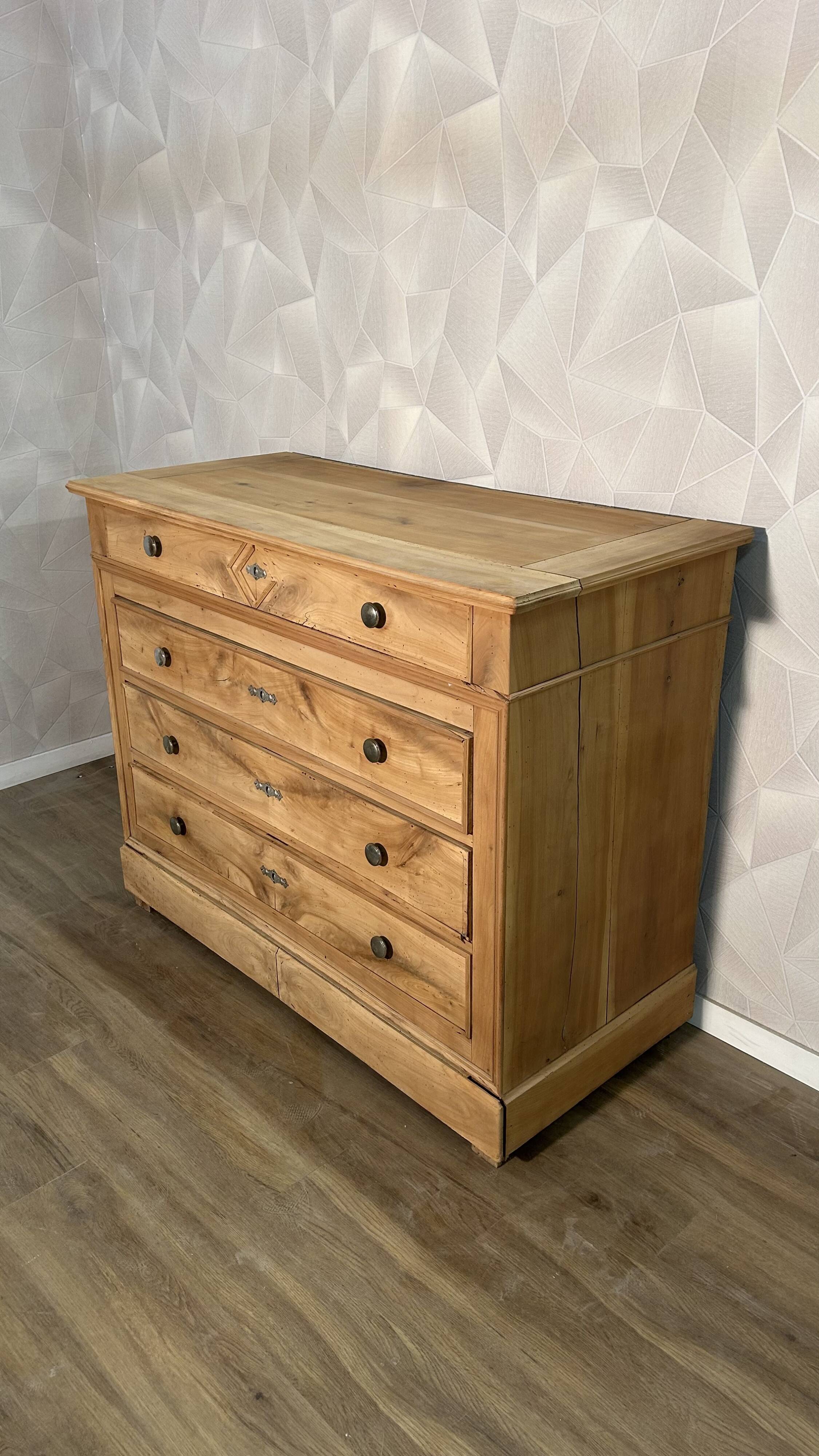 Louis Philipe airbrushed chest of drawers with 5 drawers