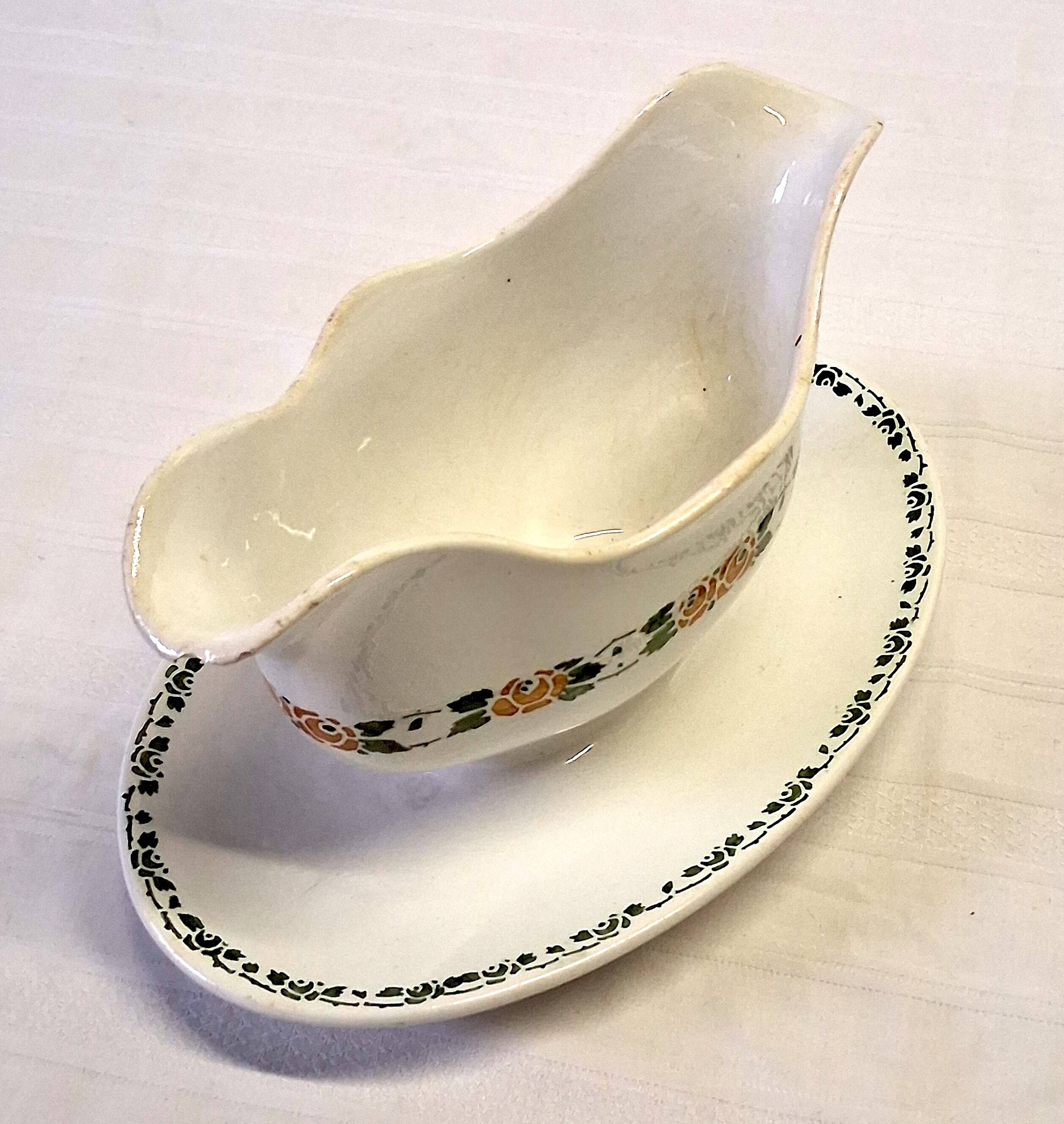 Very pretty gravy boat from Villeroy & Boch in good condition