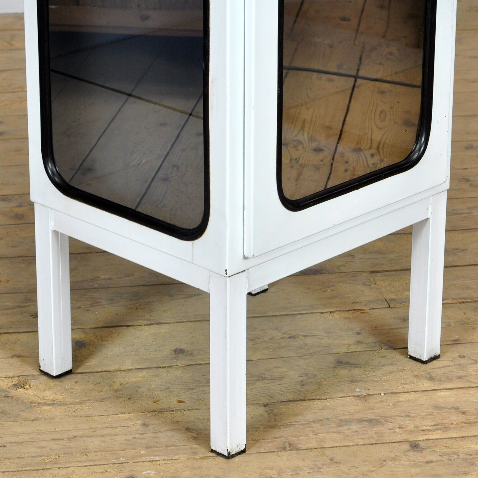 Armoire médicale vintage en fer et verre années 1970