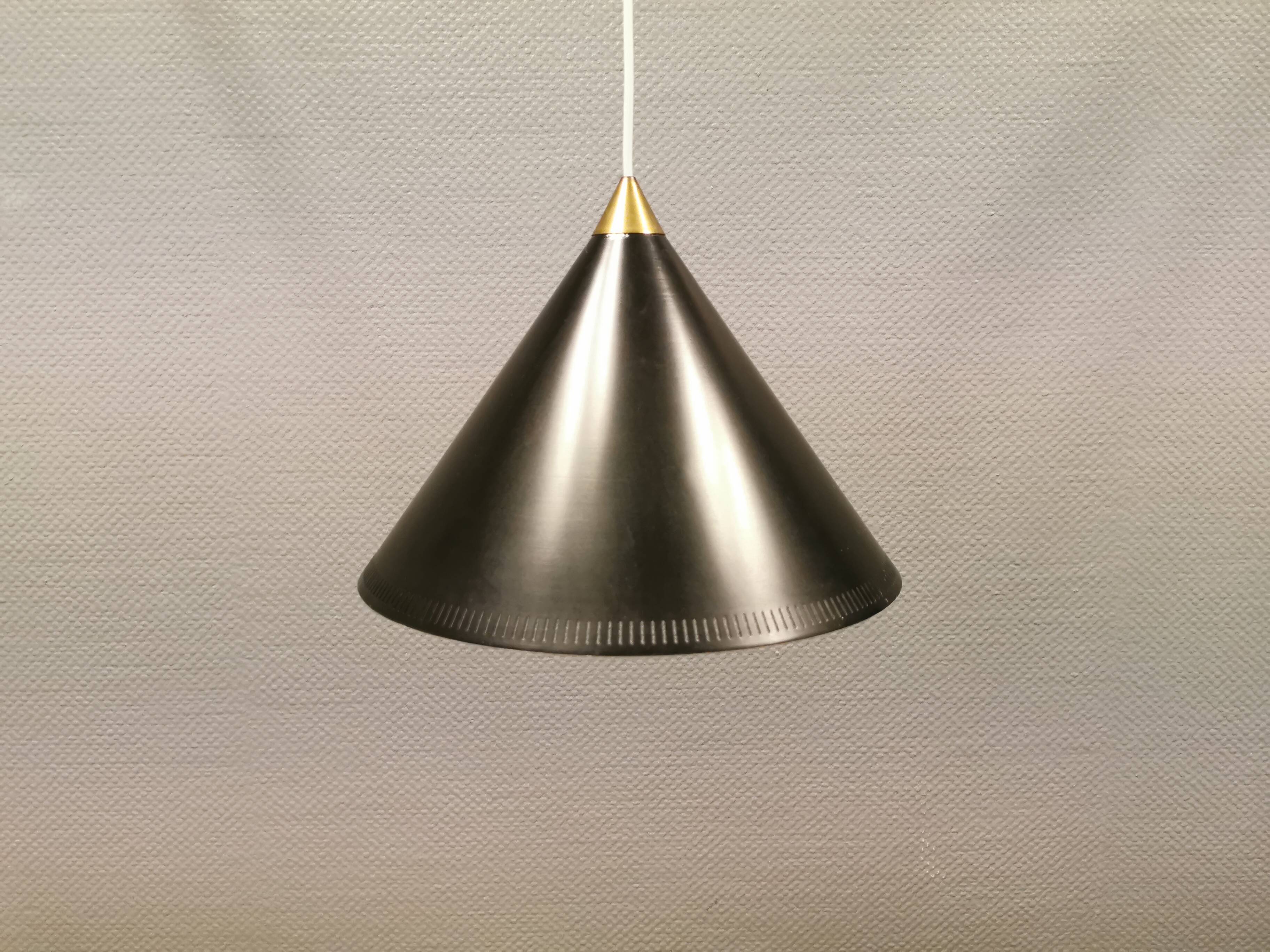 Suspension cône produite par le danois Lyfa en belle laque noire avec abat-jour perforé et dessus en laiton.
