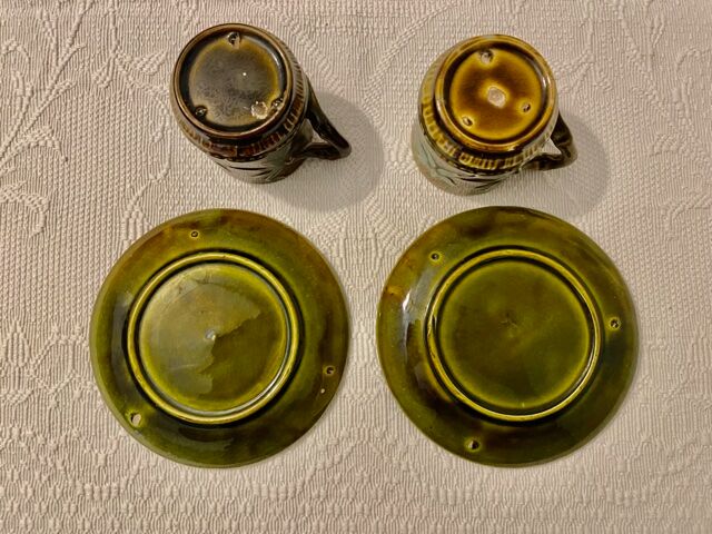 Set de deux tasses et sous tasses en barbotine "bambou" xixème siècle.