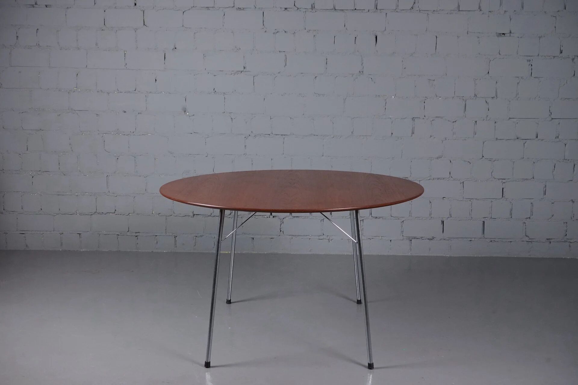 Mod. 3600 dining table by Arne Jacobsen for Fritz Hansen