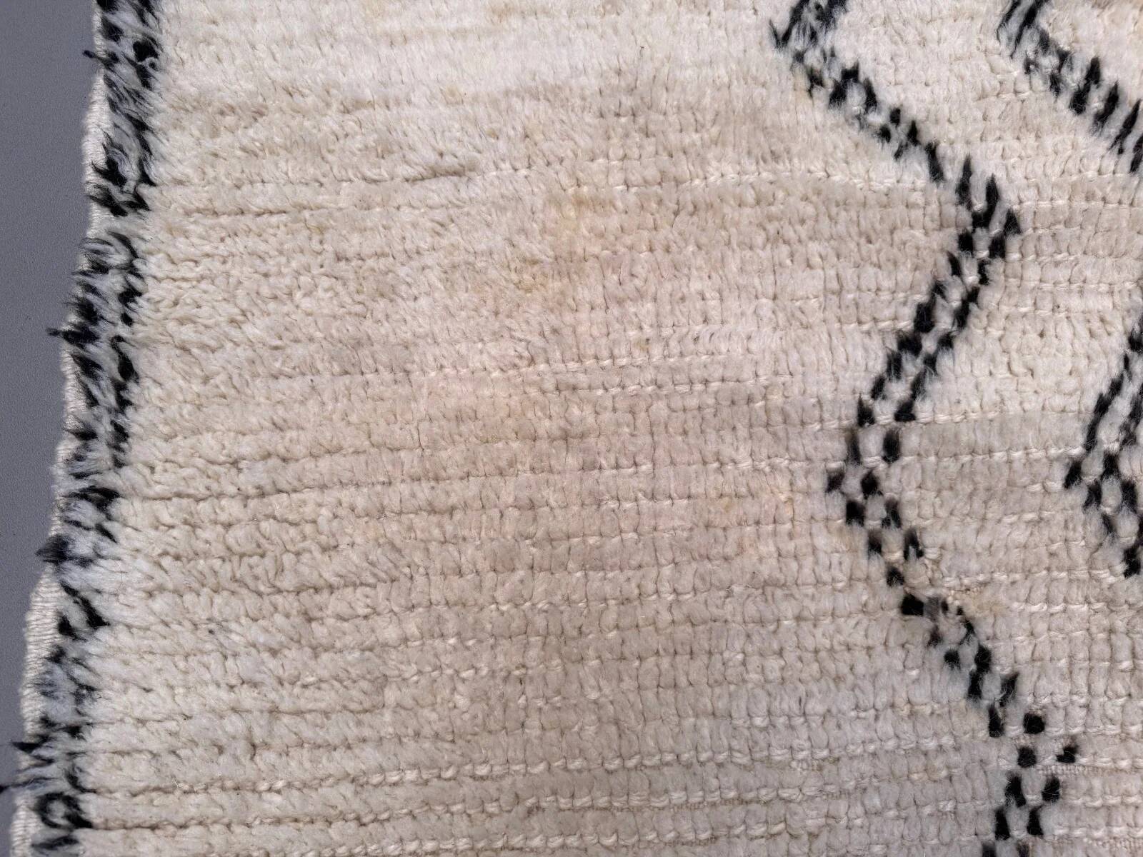 Tapis berbère marocain vintage Beni Ourain, Atlas, motif tribal, 200 x 142 cm, déstockage